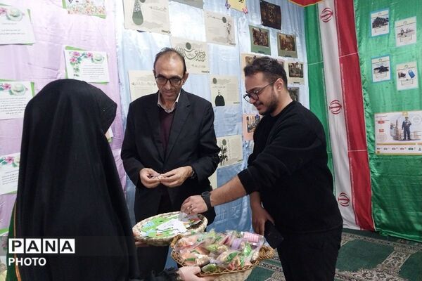 نمایشگاه مدرسه انقلاب در دبیرستان جوادالائمه بهارستان‌دو