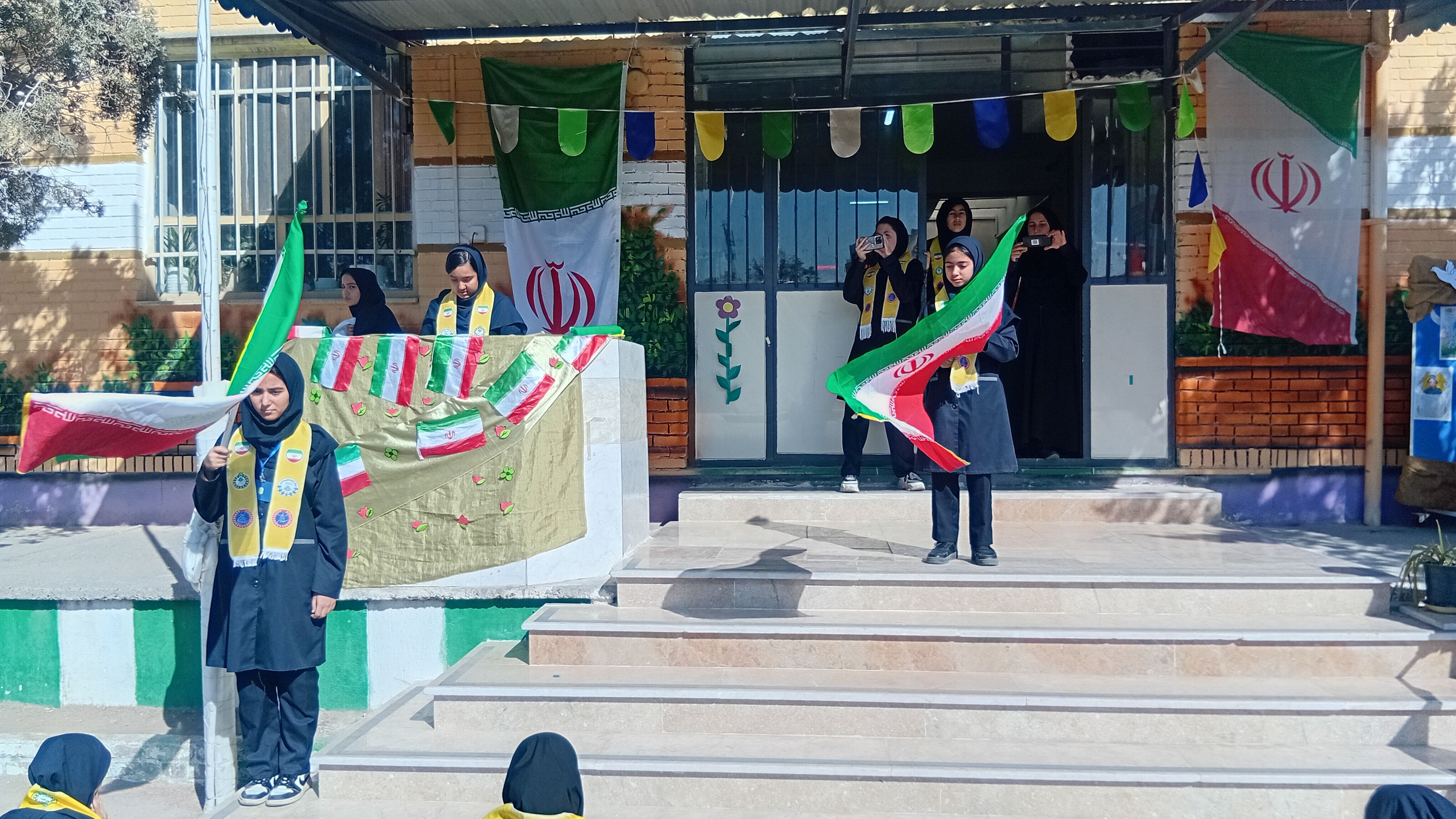 جشن‌ روز‌ دانش‌ آموز‌ در‌ دبیرستان‌ عطیه