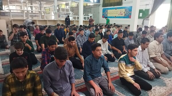 اولین نماز جماعت دبیرستان شاهد ابوذر غفاری در سال تحصیلی جدید 