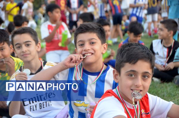 اختتامیه کلاس‌های اوقات فراغت فوتبال در سالن تربیت‌بدنی شهید عابدی