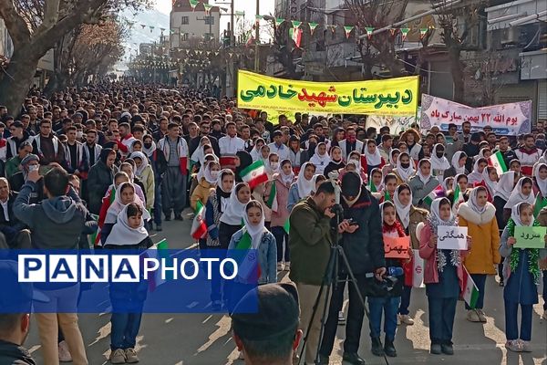 راهپیمایی یوم‌الله ۲۲بهمن با حضور گسترده مردم و نهادها در بانه