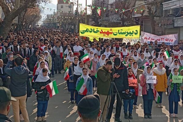 راهپیمایی یوم‌الله ۲۲بهمن با حضور گسترده مردم و نهادها در بانه