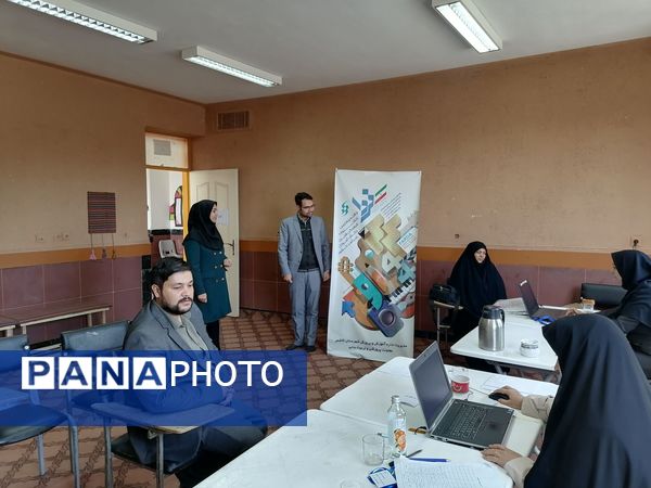 آثار دانش اموزان هنرمند کاشمر در کانون عاطفه 