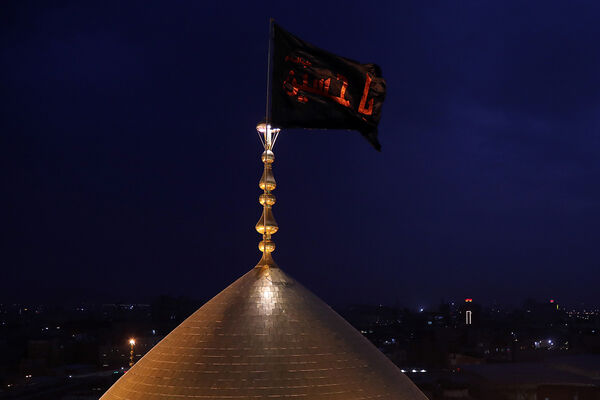 اهتزاز پرچم عزای سیدالشهدا(ع) بر فراز گنبد حرم حضرت معصومه(س)