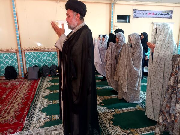 نماز جماعت در دبیرستان میرزا جعفر سروقد مشهد مقدس 