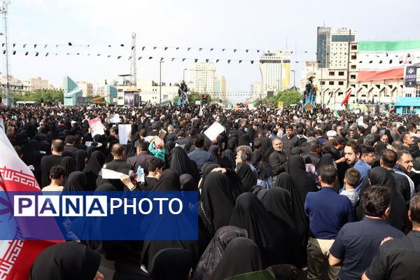 سیل خروشان زائران و مجاوران رضوی در مراسم تشییع پیکر شهدای خدمت