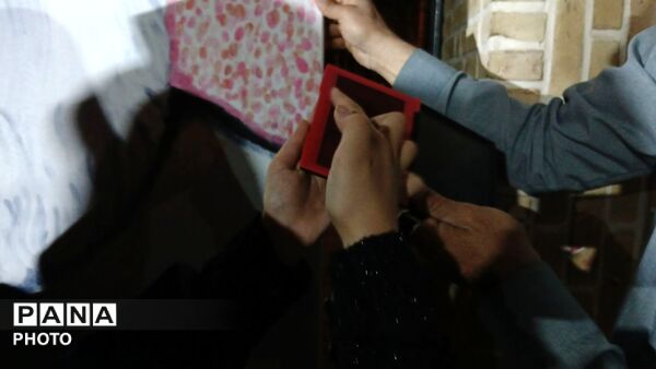 اثر انگشت هایی که قاب رهبر شهید را کامل کردند 