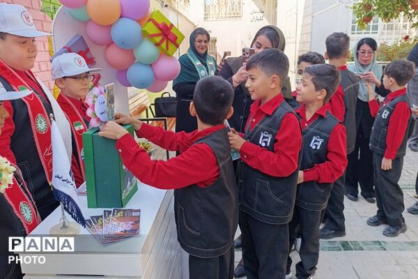 جشن عاطفه‌ها در دبستان ایمان همزمان با سراسر کشور