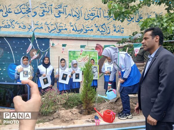 مراسم نهال امید یادواره شهید جاوید الاثر ماکان نصیری درمدرسه میثاق ناحیه ۳