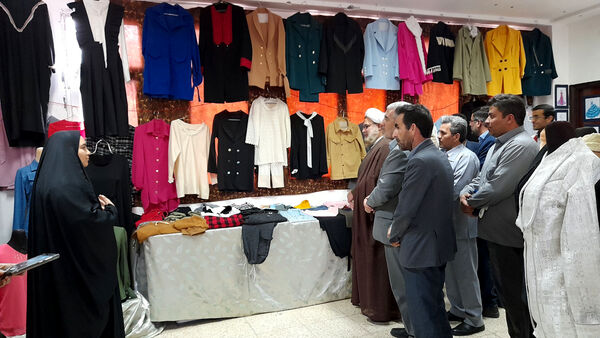 بازدید مسئولان جعفرآباد قم از نمایشگاه تولیدات دانش‌آموزی در هنرستان حضرت زهرا(س)