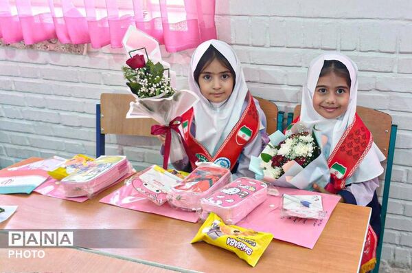 جشن شکوفه‌های کلاس اولی در دبستان فرهنگیان