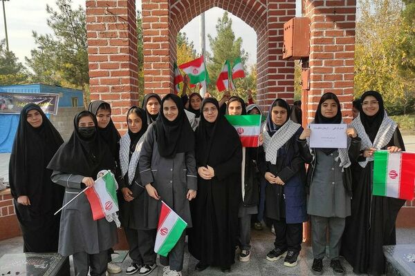 حضور دانش‌آموزان هنرستان حدیث کساء در مقبره الشهدای خاورشهر