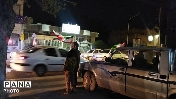 اجتماع خانوادگی فرهنگیان نیشابور در خیابان امام خمینی 