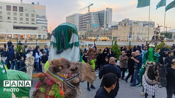 بیرق سیاه عزا در شب اول محرم بر گنبد ملکوتی امام هشتم برافراشته شد