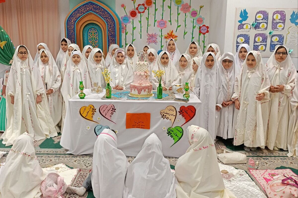 جشن روزه اولی‌ها در دبستان الهام حاجیان ناحیه دو شهرری 