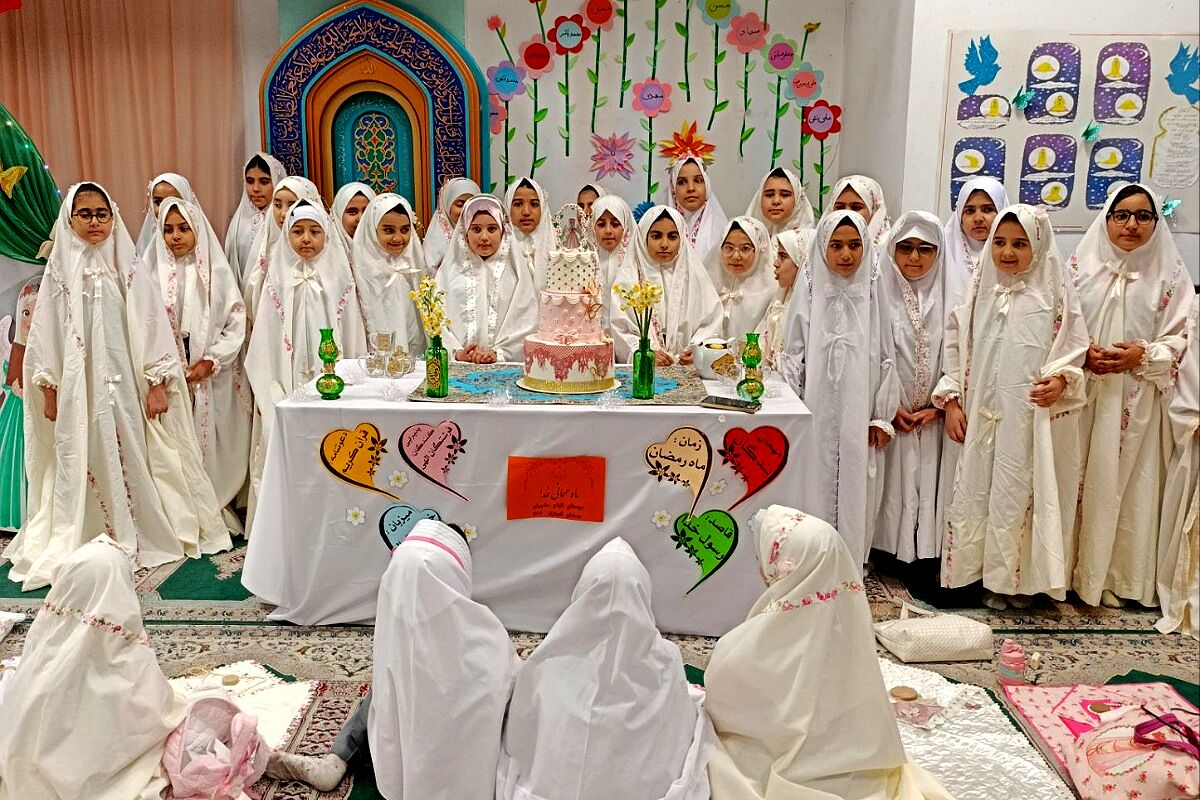 جشن روزه اولی‌ها در دبستان الهام حاجیان ناحیه دو شهرری 