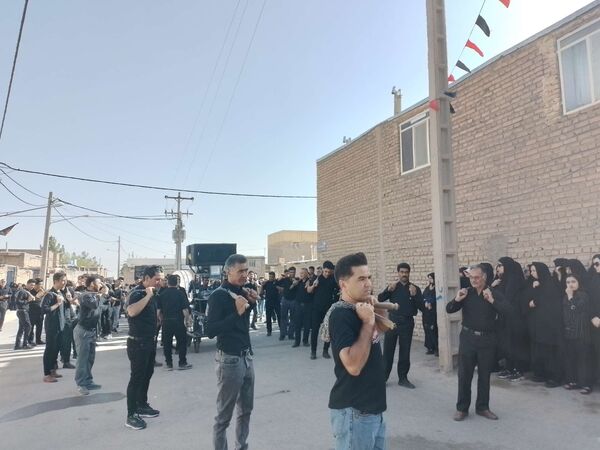 عزاداری هیئت زنجیر زنی روستای نقاب در روز تاسوعای حسینی