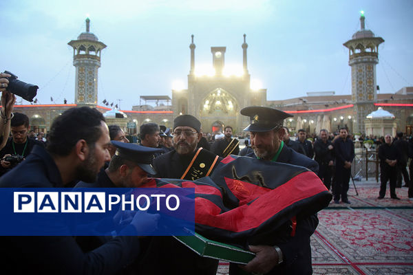 اهتزاز پرچم عزای سیدالشهدا(ع) بر فراز گنبد حرم حضرت معصومه(س)