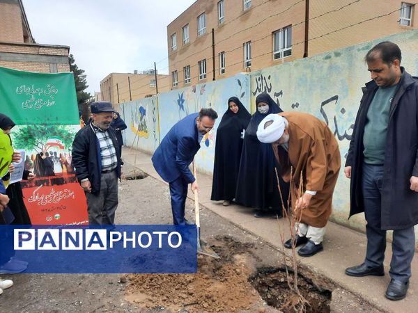 در هفته درختکاری دبیرستان دخترانه فدک تربت جام سرسبزتر شد