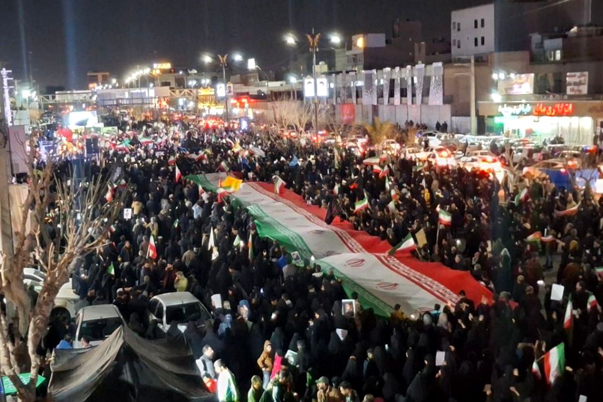 حضور جمعیت گسترده مردمی در یادبود شهادت امام خامنه‌ای