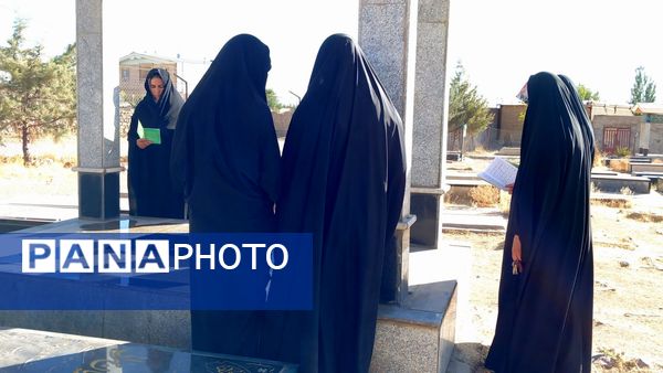  غبارروبی گلزار شهدا با حضور مردم و خانواده‌های شهدای روستای سراب غضنفر