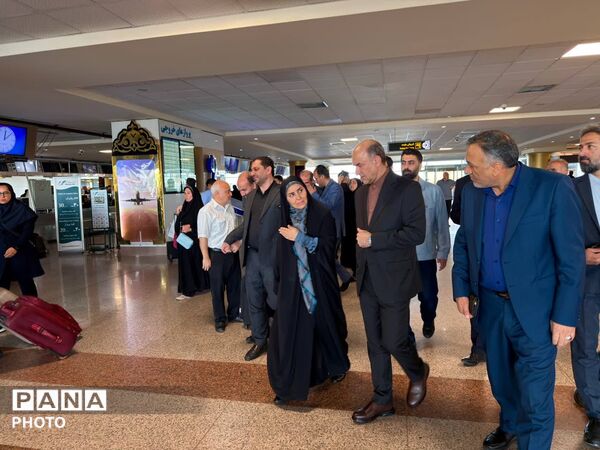 بازدید وزیر راه و شهرسازی از روند خدمات‌رسانی به زائران امام رضا(ع) در فرودگاه مشهد