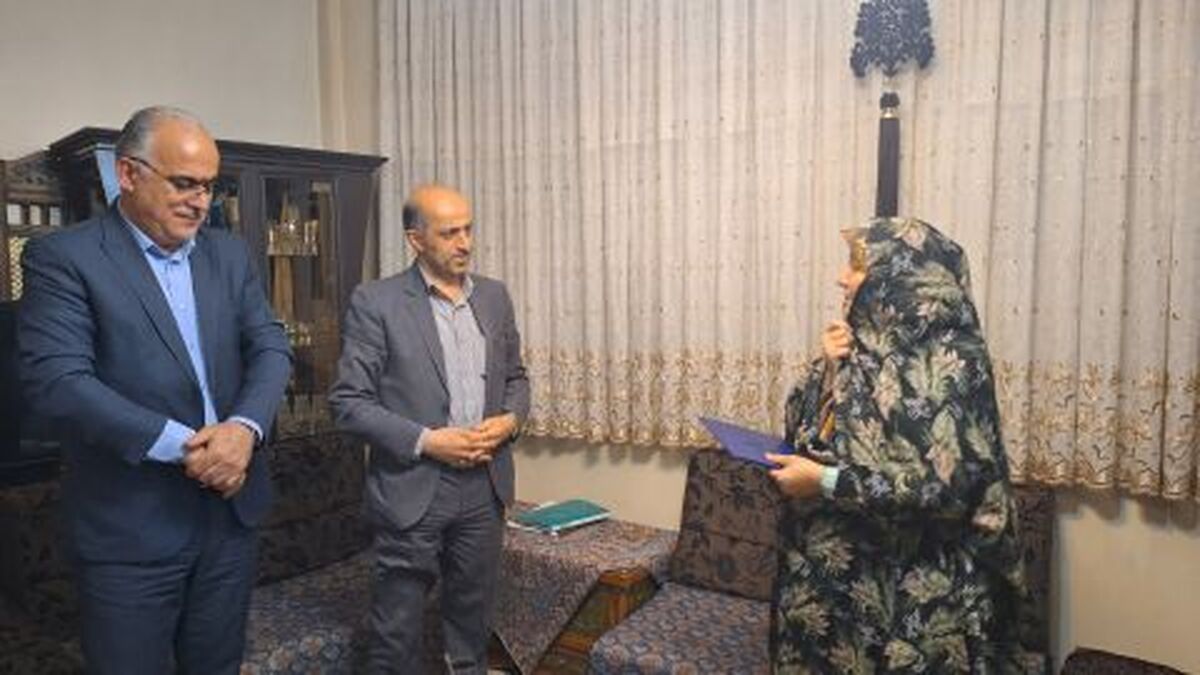 دیدار معاون آموزش متوسطه‌ آموزش و پرورش با خانواده شهید معلم