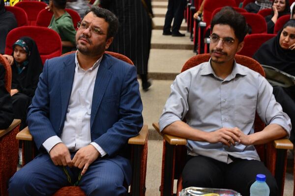 تجلیل از پسران ممتاز دبیرستان امام رضا در بهارستان‌دو