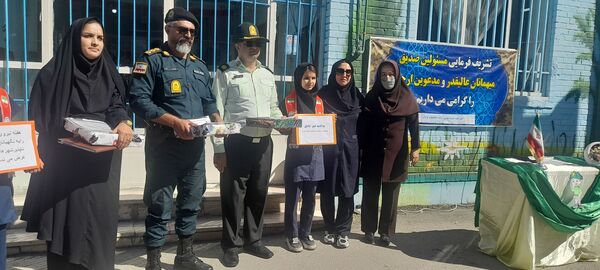 بازدید سبزپوشان نیروی انتظامی با دانش‌آموزان مدرسه ربابه هاشمیان یزدی