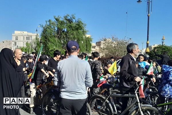 رژه دوچرخه سواران نوجوان به یاد شهدای جنگ تحمیلی سوم 
