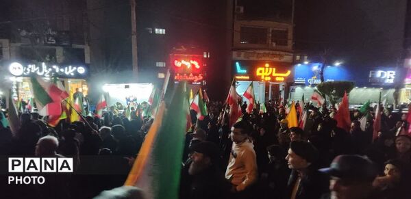 ایستگاه صلواتی سیار مردم در چهل و چهارمین شب از قیام مردم کرج 