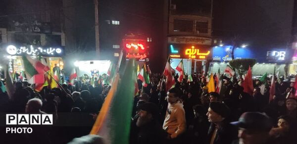 ایستگاه صلواتی سیار مردم در چهل و چهارمین شب از قیام مردم کرج 