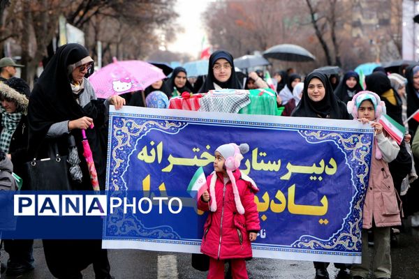خلاقیت و نشاط دانش‌آموزی در غرفه‌های آموزش و پرورش در مسیر راهپیمایی ۲۲ بهمن