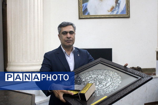 تجلیل از برگزیدگان دبیرستان شهید بهشتی شهرستان بوشهر (1)