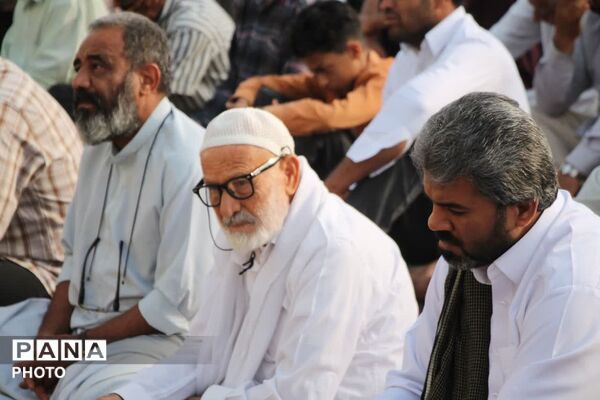 طنین نماز عید قربان در بقعه متبرک امامزاده شاه قطب‌الدین حیدر (ع) رودان