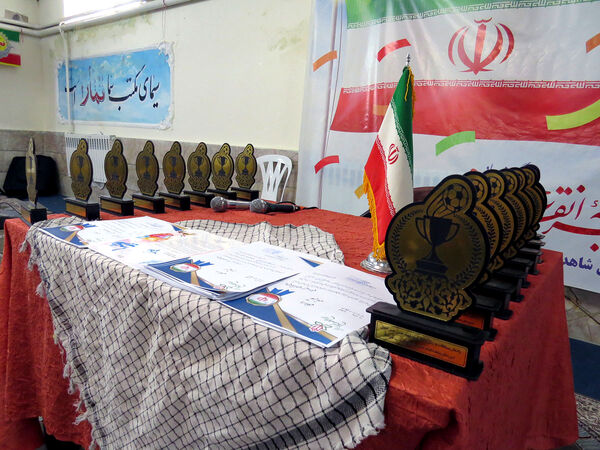 جشن انقلاب و کلنگ زنی زمین چمن دبیرستان شاهد امام حسین (ع)