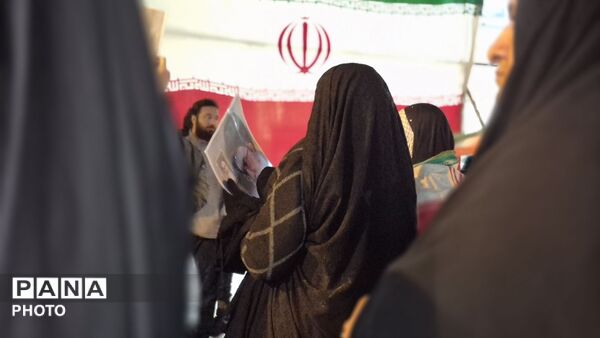قرار شبانه فارسانی‌ها زیر باران برای دفاع از وطن