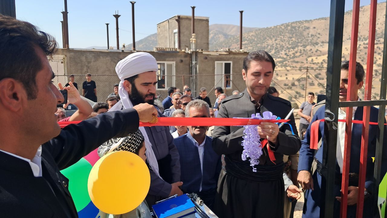 افتتاح زمین چمن مصنوعی شهدای روستای زلان به مناسبت هفته دولت