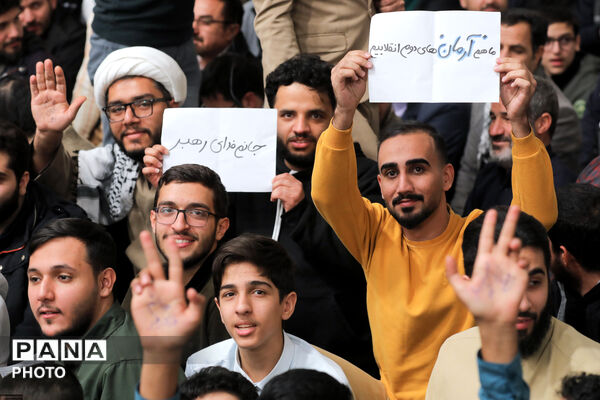 لحظه‌های ماندگار دیدار دانش‌آموزان با رهبر شهید انقلاب