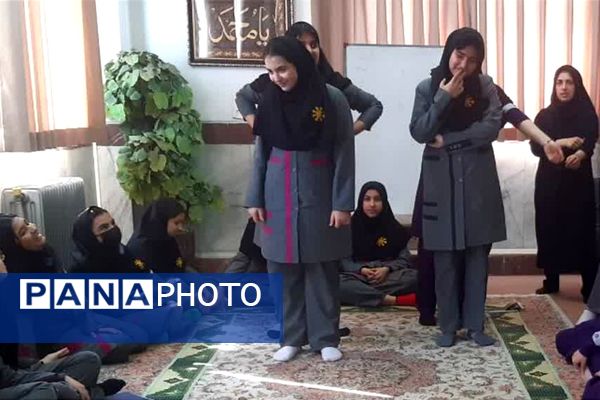 جلسه انس با قرآن و گفتمان دینی در دبیرستان فرزانگان قائمشهر