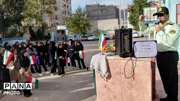 آیین گرامیداشت نیروی انتظامی در دبیرستان فرهنگیان