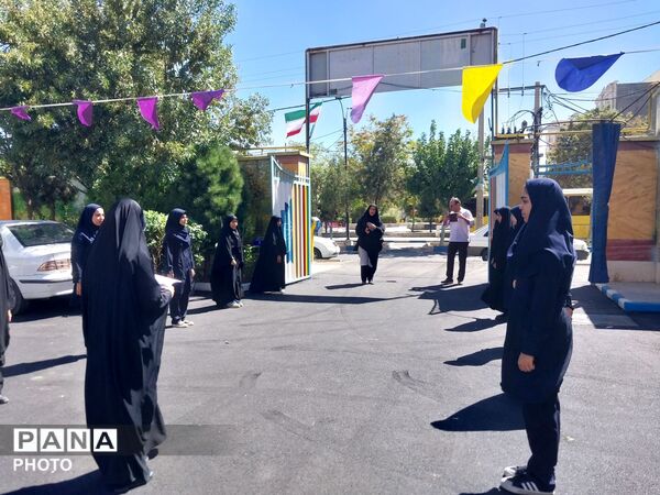 آماده‌سازی مراسم بازگشایی مدارس در دبیرستان شاهد بهشت