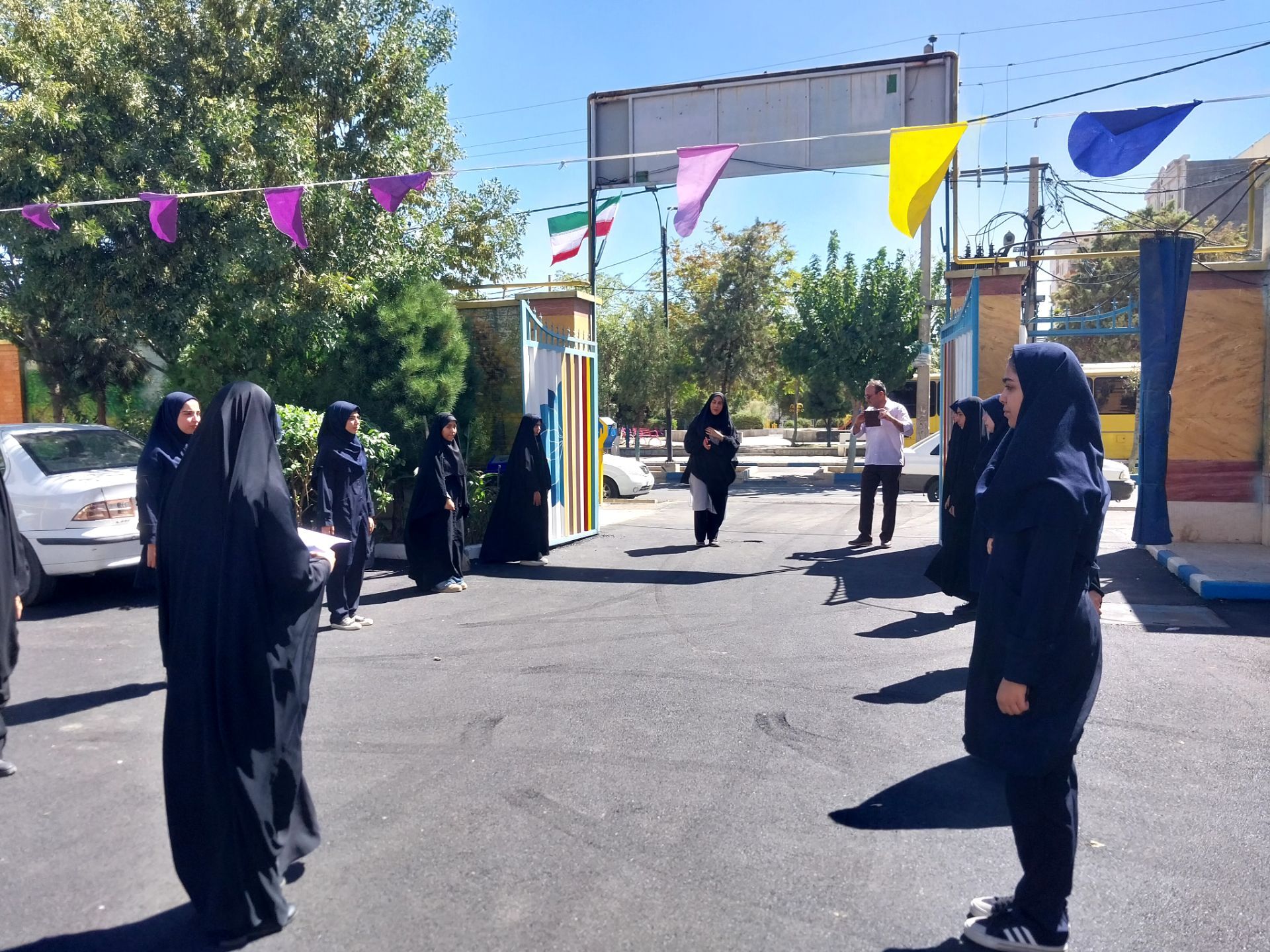 آماده‌سازی مراسم بازگشایی مدارس در دبیرستان شاهد بهشت