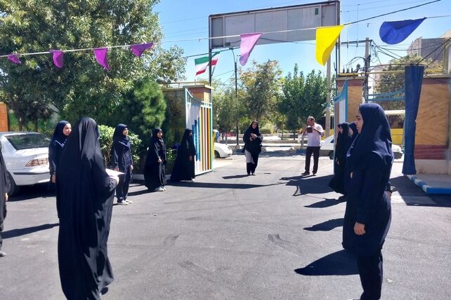 آماده‌سازی مراسم بازگشایی مدارس در دبیرستان شاهد بهشت