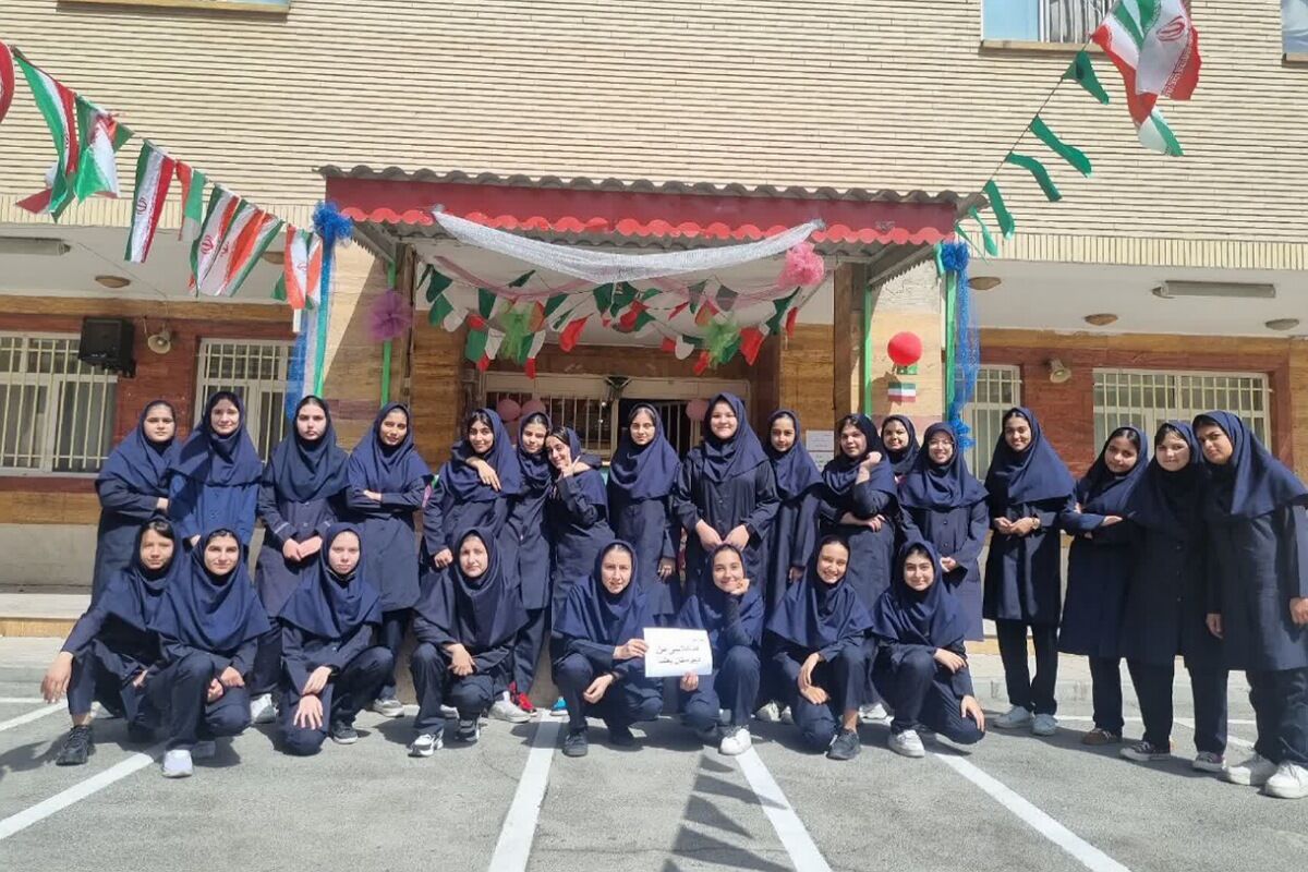 عکس یادگاری کلاس ۹/۳ مدرسه بعثت شهرری