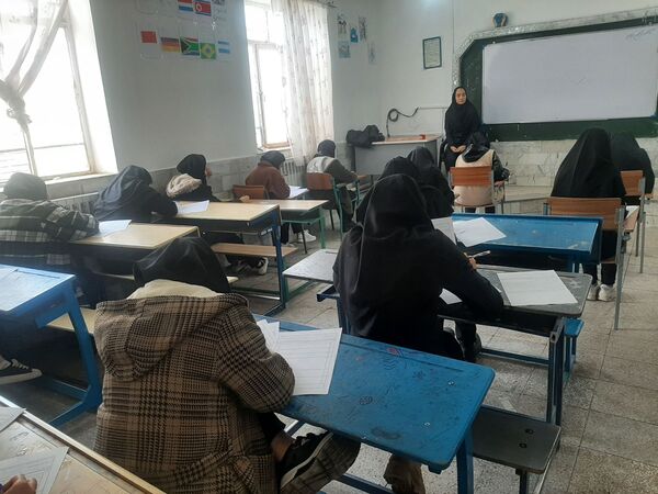 امتحانات نوبت اول دانش آموزان دبیرستان نیایش شهرستان باخرز