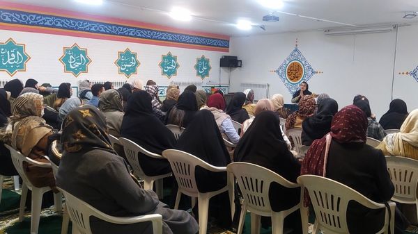 جلسه آموزش خانواده با موضوع فضای مجازی در دبستان پنجم مهر