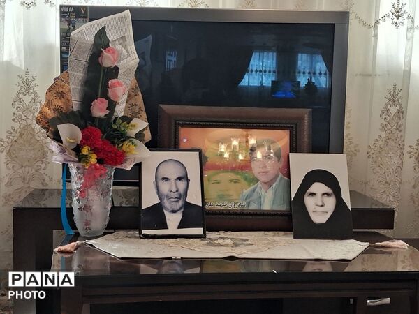 دیدار مدیر آموزش و پرورش ناحیه پنج مشهد با برادر شهید خیرزاده