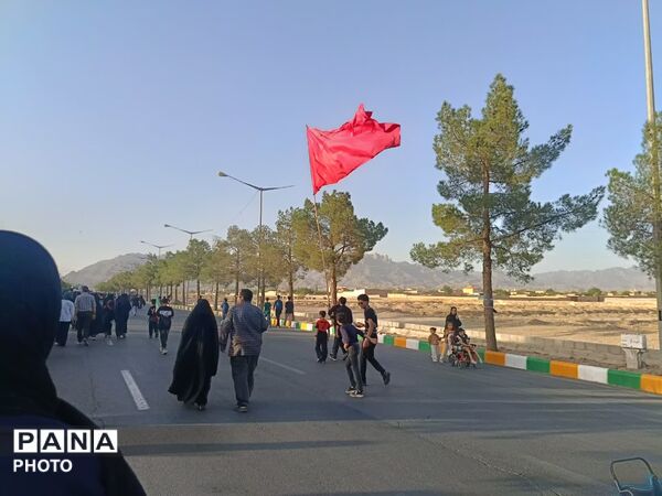 رقص پرچم‌ها در باد عزای کاشمر هم‌صدایی آسمان با زائران