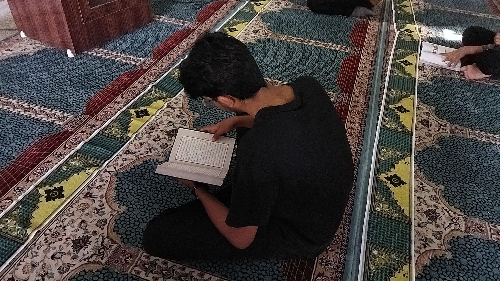 تصاویری از قرائت های قرآن بعد از نماز ظهر و عصر در دبیرستان شاهد ابوذر غفاری نیشابور 